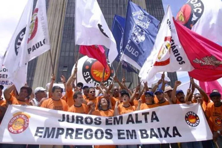 Manifestantes contestam a alta dos juros em frente ao edifício-sede do Banco Central, em Brasília (.)