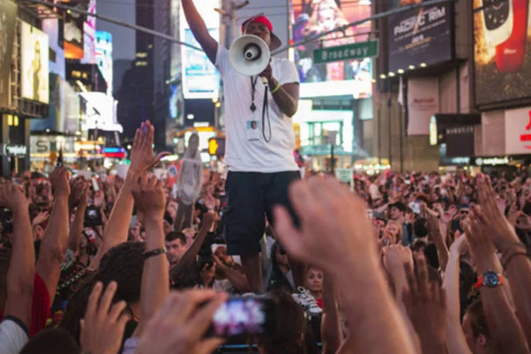 Centenas de ativistas pedem justiça por Trayvon Martin após marcha na Times Square, em Nova York (Adrees Latif/Reuters)