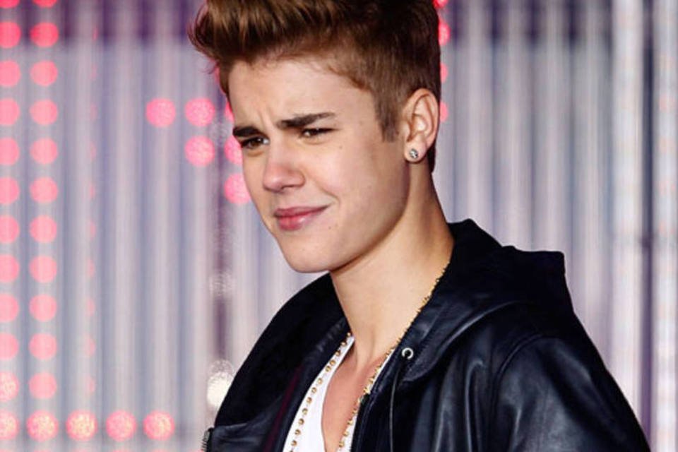 Justin Bieber pede desculpas após atrasar show em Londres