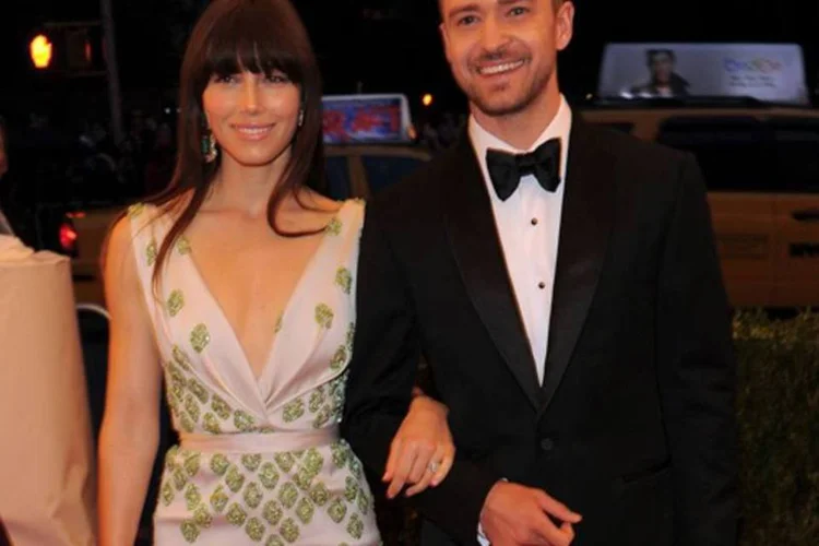
	Justin Timberlake e Jessica Biel: o clipe mostra m&uacute;sicos de rua e outras pessoas sem recursos saudando Timberlake e Biel pelo casamento
 (Getty Images)