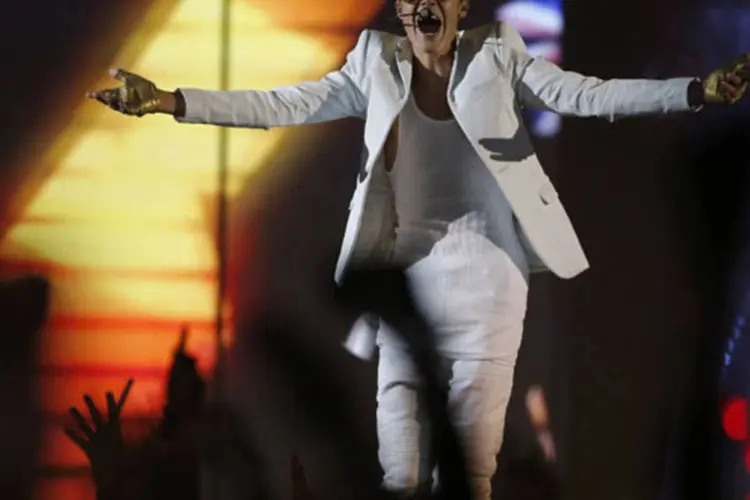Cantor canadense Justin Bieber se apresenta em show no Manchester Arena, em Manchester, norte da Inglaterra, fevereiro de 2013 (Phil Noble/Reuters)