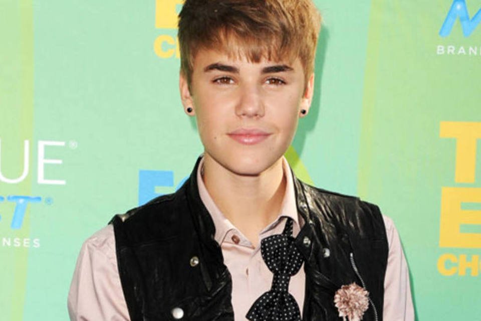 Justin Bieber lança disco de Natal e campanha beneficente