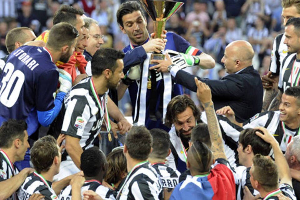 Jogadores do Juventus comemoram  a conquista do campeonato italiano: operação "Futebol Doente" busca documentos de praticamente todos os times da divisão de elite (Claudio Villa/Getty Images)