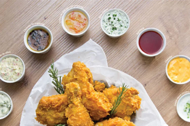 
	Frango frito com molhos na K-Pop Chicken: o prato leva 17 ingredientes
 (Divulgação/K-Pop Chicken)