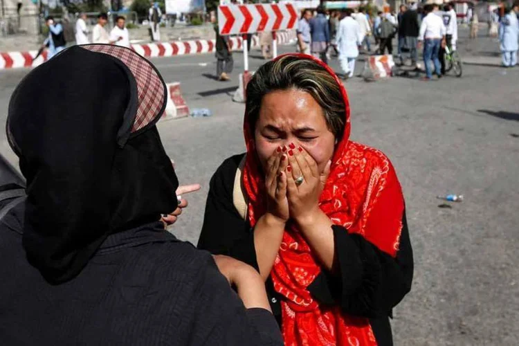 Mulher chora após ataque em Cabul, no Afeganistão (Mohammad Ismail/Reuters)