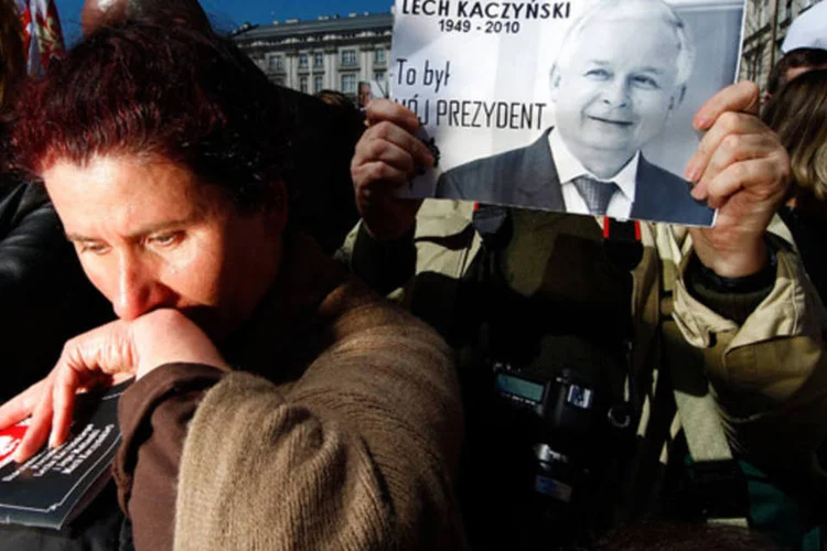 Poloneses choram a morte do presidente da Polônia Lech Kaczynski, que não resistiu a um acidente aéreo em abril de 2010 (Carsten Koall/Getty Images)