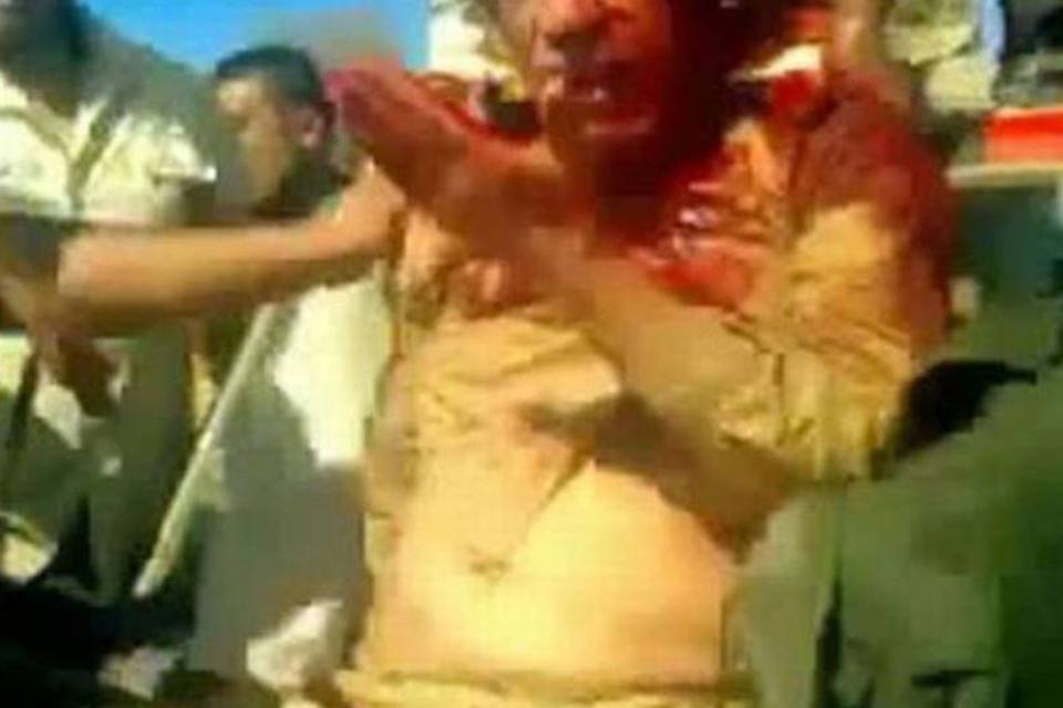 Vídeo mostra revolucionários batendo em Kadafi