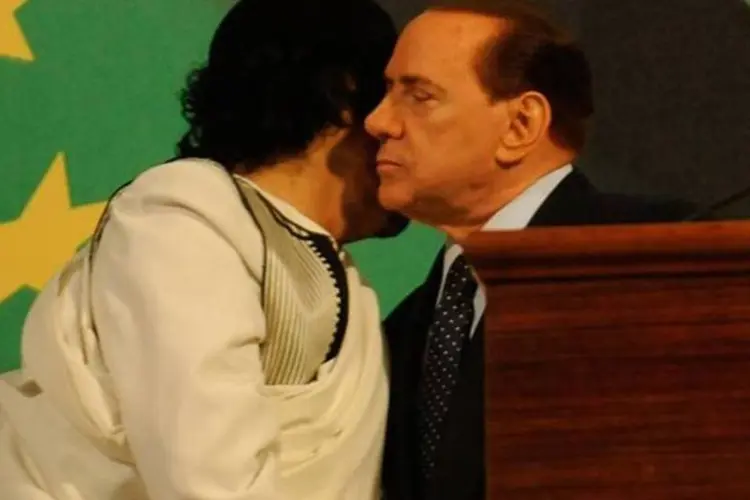 Kadafi (esquerda) e Berlusconi: premiê italiano disse ainda uma frase em latim 'Sic transit gloria mundi', que significa 'as coisas mundanas são passageiras' (Giorgio Cosulich/Getty Images)