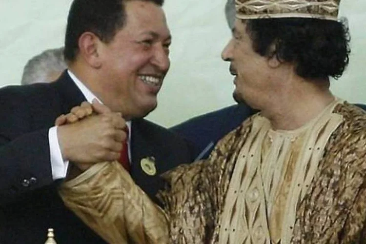 Hugo Chávez e Muammar Kadafi: venezuelano reclamou das ações na Líbia (AFP)