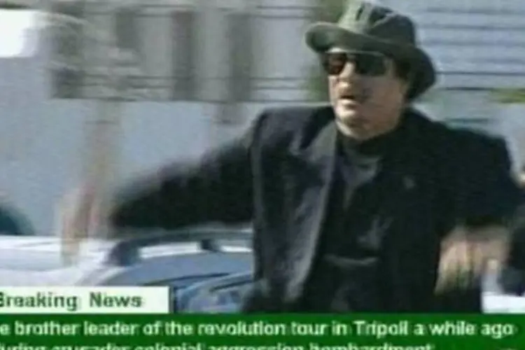 Imagem da TV líbia mostra Kadafi desfilando em Trípoli (AFP)