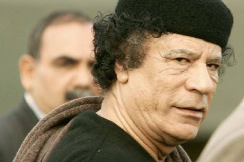 Kadafi acusa EUA e Al Qaeda de incitar à revolta na Líbia