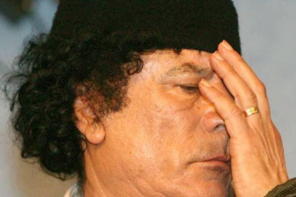 Prédio do palácio de Kadafi é destruído pelos bombardeios aliados