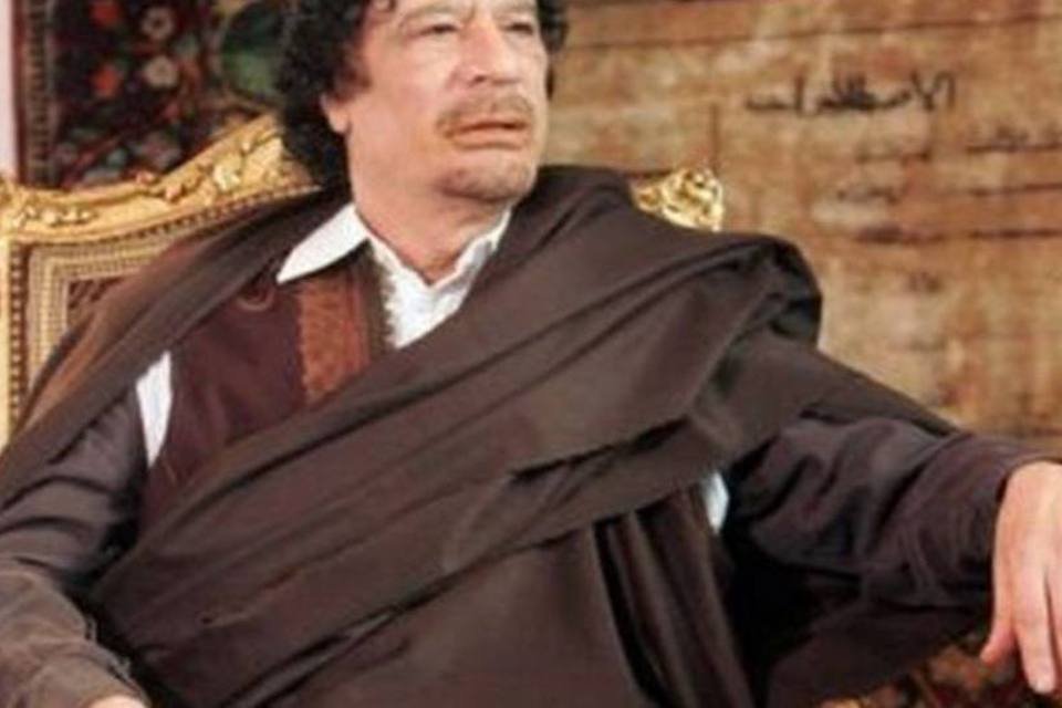 Kadafi e o filho foram enterrados no deserto líbio, confirmam autoridades