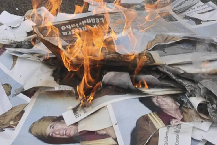 Fotografias de Kadafi foram queimadas e rasgadas ao som de música árabe e fogos de artifício (Abr)