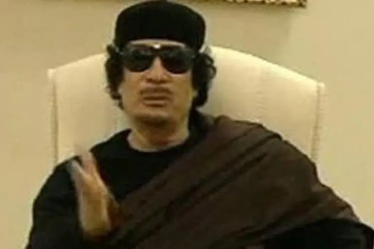 Muammar Kadafi fala em um hotel de Trípoli, imagem capturada de um vídeo divulgado pela televisão líbia (TV líbia via Reuters TV)