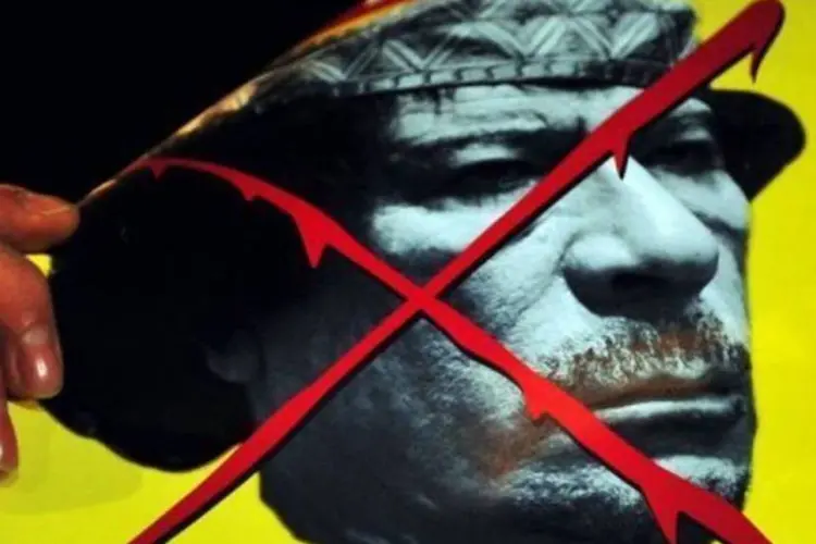 Cartas com o rosto de Kadafi em protesto na Turquia contra o ditador (Mustafa Ozer/AFP)