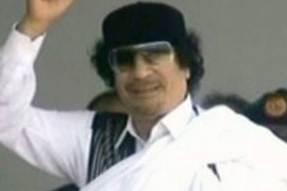 Interpol pede detenção de Kadafi, de um de seus filhos e do cunhado