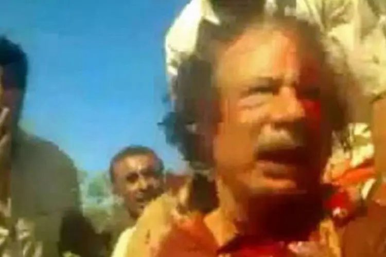 Imagem capturada de um vídeo que mostra Kadafi ainda vivo (AFP)