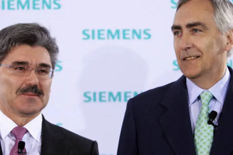 O CEO da Siemens, Peter Loescher, e o chefe financeiro da empresa, Joe Kaeser, durante a reunião anual de acionistas (.)
