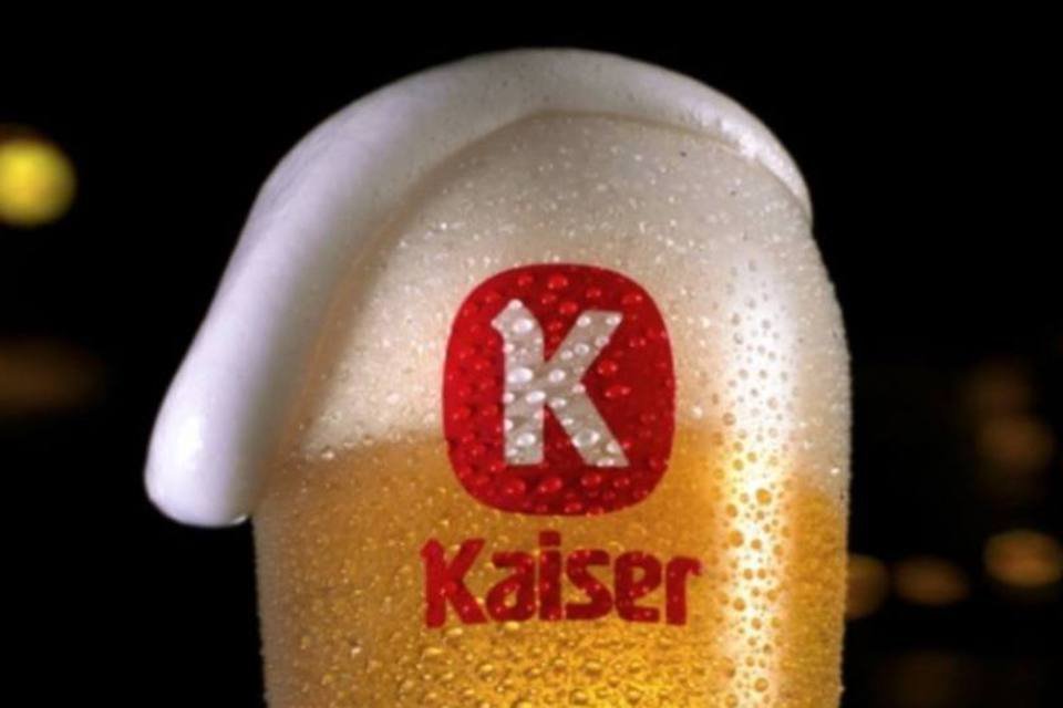 
	Kaiser &eacute;, h&aacute; d&eacute;cadas, uma esp&eacute;cie de patinho feio. Foi criada em 1982, para proteger as vendas da Coca-Cola, quando Brahma e Antarctica faziam venda casada
 (Divulgação)