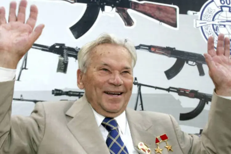 Kalashnikov: ele disse que o orgulho de sua invenção icônica foi misturado com a dor de vê-la sendo usada por criminosos e crianças-soldados (REUTERS/Sergei Karpukhin/Files)
