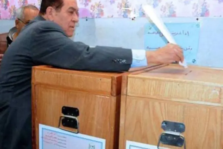 Kamal al-Ganzuri, primeiro-ministro interino do Egito, vota nas eleições do país (AFP)