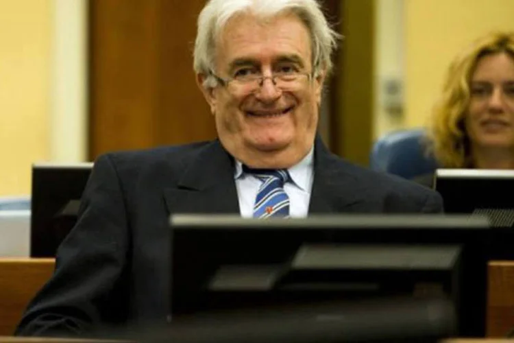 
	Radovan Karadzic &eacute; julgado por crimes de guerra em Haia: Karadzic disse hoje ter se limitado a&nbsp;&quot;defender&quot;&nbsp;a unidade territorial da antiga Iugosl&aacute;via
 (Robin van Lonkhuijsen/AFP)