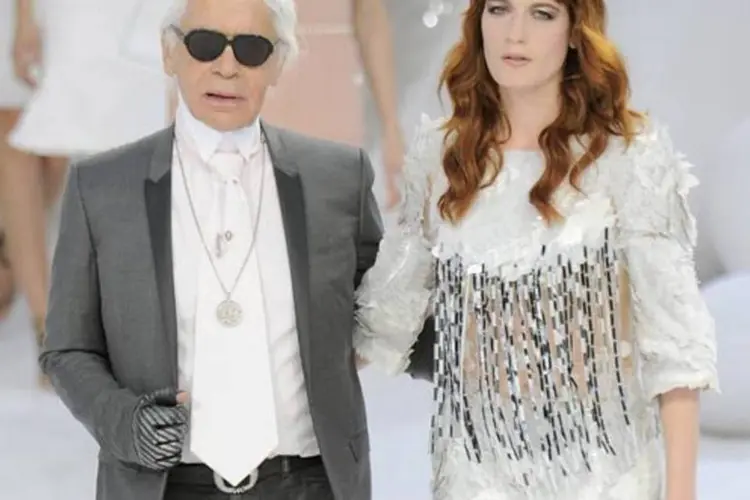 Karl Lagerfeld com uma modelo após o seu desfile pela Chanel: o estilista que dá nome à companhia é também a alma artística de grandes marcas de luxo (Chris Moore/Catwalking/Getty IMages)