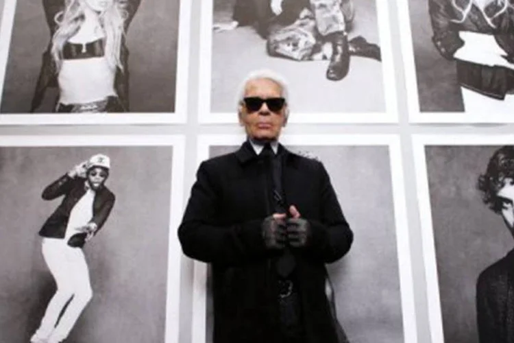 
	Karl Lagerfeld e paineis de sua exposi&ccedil;&atilde;o: o principal respons&aacute;vel pela marca Melissa, Paulo Ped&oacute;, destacou que essa parceria se trata de uma das colabora&ccedil;&otilde;es&nbsp;&quot;mais excitantes&quot;&nbsp;
 (©AFP / Patrick Kovarik)