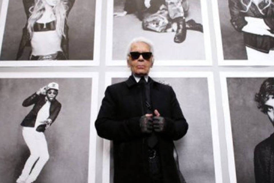A famosa jaqueta preta da Chanel é homenageada em Paris