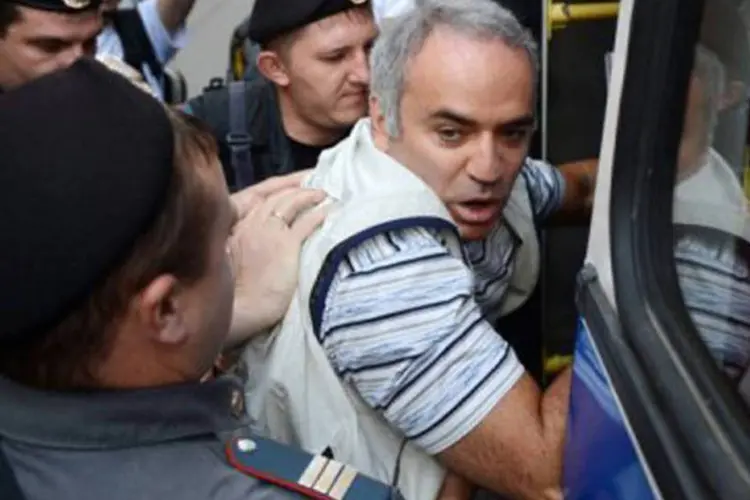
	Pol&iacute;cia russa prende Garry Kasparov, que protestava em frente ao Tribunal de Moscou: &quot;muitos v&iacute;deos e fotos desmentem as acusa&ccedil;&otilde;es realizadas contra mim pela pol&iacute;cia&quot;, justificou o opositor
 (Andrey Smirnov/AFP)