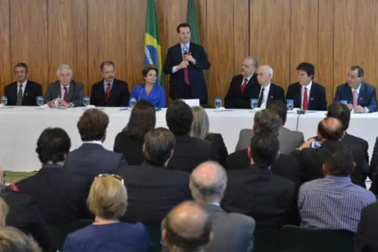 A presidente Dilma Rousseff durante evento em que recebeu apoio do PSD, no Palácio do Planalto. Na foto, fala o presidente nacional do PSD, Gilberto Kassab (Antonio Cruz/Agência Brasil)