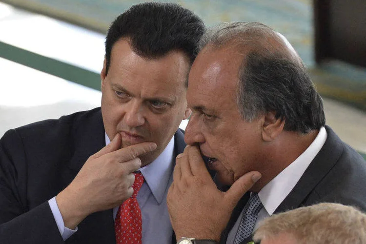 O ministro das cidades, Gilberto Kassab (E), e o governador do Rio de Janeiro, Luiz Fernando Pezão (Wilson Dias/ABr)