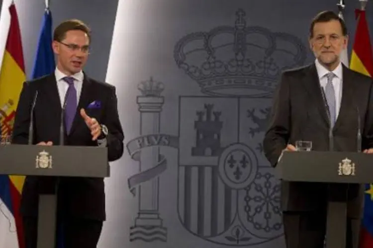 Jyrki Katainen (e) e o premier espanhol, Mariano Rajoy, em Madri: os 800 milhões de euros servirão de garantia para que os bancos possam conceder créditos de até 5,3 bilhões de euros a taxas baixas (Pierre-Philippe Marcou/AFP)