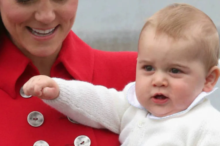 
	Kate Middleton segura seu filho George: mensagens com felicita&ccedil;&otilde;es inundaram a rede
 (Chris Jackson/Getty Images)