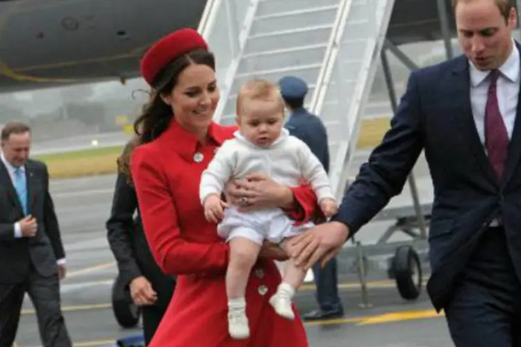 Príncipe William e Kate desembarcam na Nova Zelândia com o príncipe George: família deve passar três semanas entre a Nova Zelândia e a Austrália (Woolf Crown Copyright/AFP)