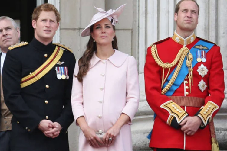 
	Pr&iacute;ncipe Harry, Kate Middleton e Pr&iacute;ncipe William: o sexo do beb&ecirc; real ainda &eacute; desconhecido, e o casal diz n&atilde;o saber o que esperar, apesar da grande especula&ccedil;&atilde;o em mar&ccedil;o de que era uma menina.
 (Getty Images)