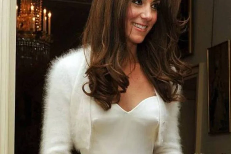 Kate Middleton com o vestido Alexander McQueen que ela usará na festa de gala (John Stillwell/AFP/WPA)