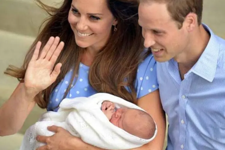 
	Kate Middleton e pr&iacute;ncipe William apresentam o beb&ecirc; real
 (Reuters)
