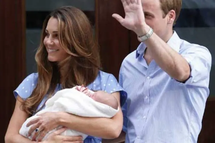 
	Sorridentes,&nbsp;William e Kate&nbsp;mantiveram a tradi&ccedil;&atilde;o real de apresentar o filho na escadaria da maternidade, logo ap&oacute;s a alta hospitalar
 (Reuters)