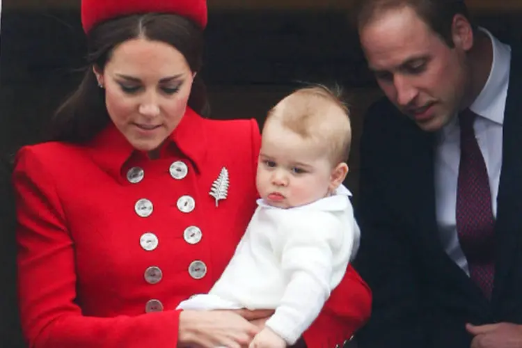 Príncipe William, Kate Middleton e o bebê real George desembarcam de avião em visita à Nova Zelândia (Hagen Hopkins/Getty Images)