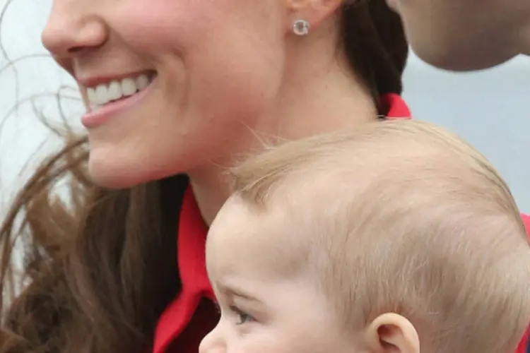 
	Kate Middleton sorri enquanto segura o filho, George, em visita &agrave; Nova Zel&acirc;ndia
 (Chris Jackson/Getty Images)