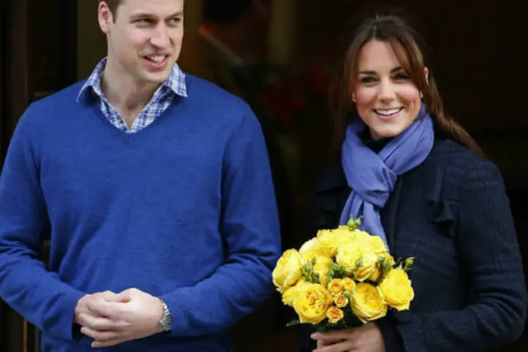 
	Pr&iacute;ncipe William e Kate Middleton na sa&iacute;da do hospital King Edward VII: Natal na casa dos pais dela
 (REUTERS/Andrew Winning)