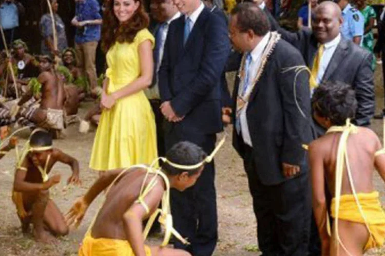 
	O pr&iacute;ncipe Prince William e sua esposa Catherine durante uma visita &agrave;s ilhas Salom&atilde;o: 38 p&aacute;ginas da revista italiana s&atilde;o dedicadas ao casal e &agrave;s fotos
 (William West/AFP)