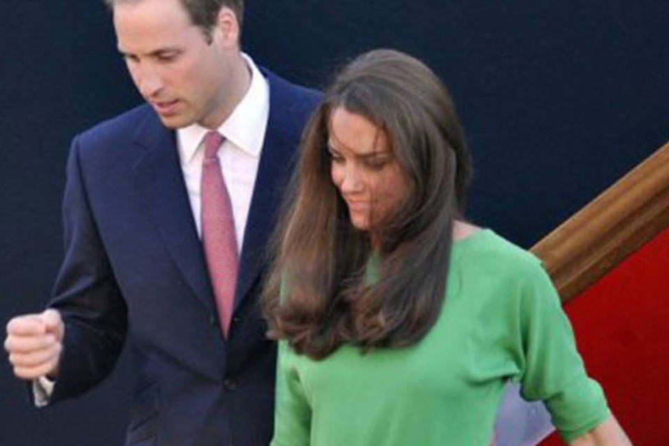 William e Kate visitam cidade atingida por distúrbios