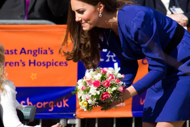 Kate vestiu o simples vestido azul ajustado na cintura quando inaugurou as novas instalações da organização beneficente Each (Ian Gavan/Getty Images)