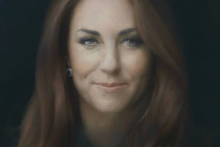 Kate Middleton: a duquesa de 31 anos é retratada em tela grande com um leve sorriso, cabelos longos tingidos de cobre e sombra sob os olhos (REUTERS/National Portrait Gallery)
