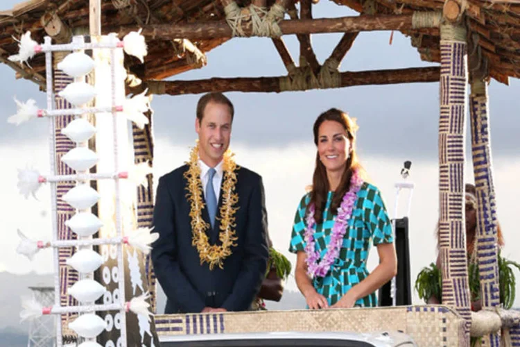 Príncipe William e Kate Middleton: Centenas de pessoas foram para as ruas para ver a comitiva real (Chris Jackson/ Getty Images)