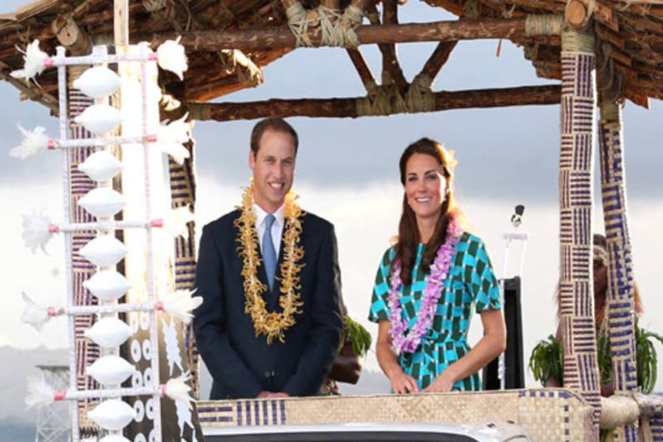 William e Kate chegam às Ilhas Salomão em viagem oficial