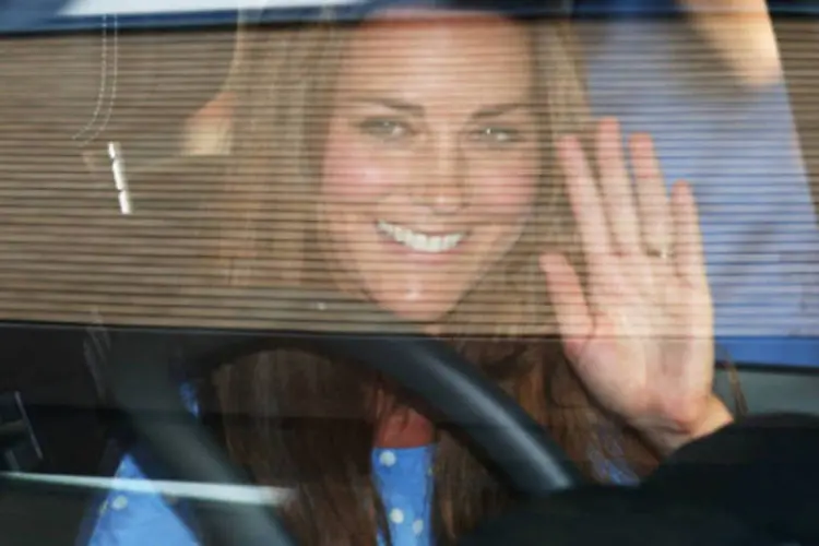 
	A duquesa de Cambridge Kate Middleton acena de carro: Pal&aacute;cio de Buckinghan descreve ambiente de trabalho como &quot;&uacute;nico&quot;
 (Oil Scarff/Staff/Getty Images)